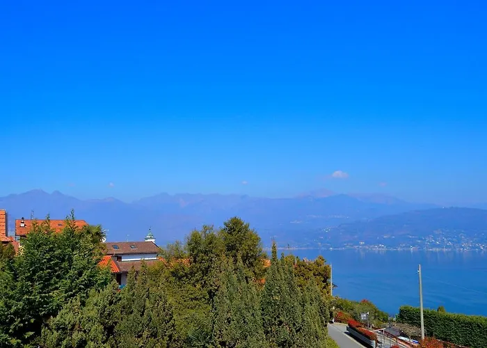 Il Lago E La Collina